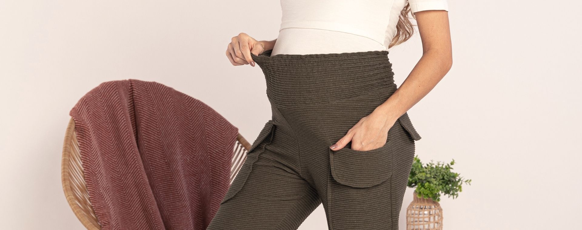 Modelo com calça gestante levemente canelada, cós em costura lastex e bolsos 